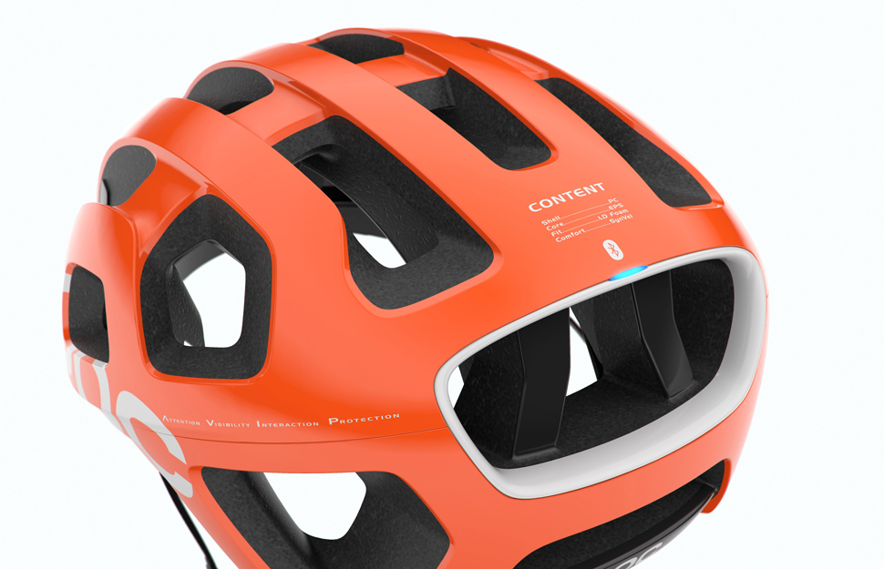 Un casco para ciclista que se conecta a los vehículos cercanos para prevenir accidentes