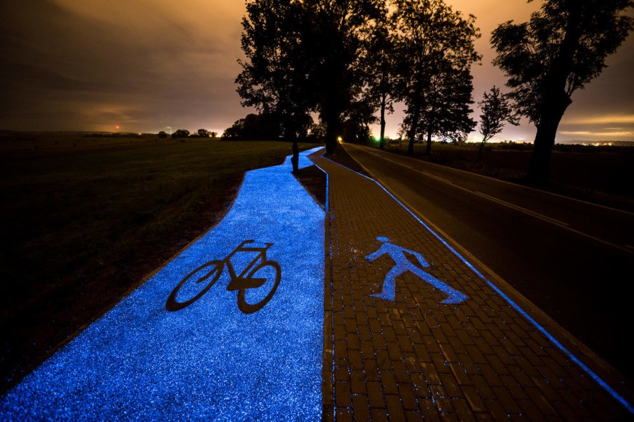 Un carril bici que brilla por la noche sin usar electricidad