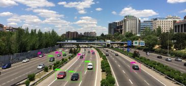 Una recreación de cómo una cámara inteligente ve los vehículos en una carretera convencional